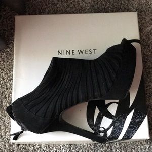 9 West Blk Suede Felicita Peep Toe Platform shoes